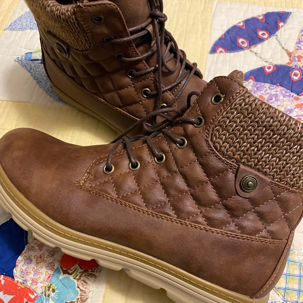 Ladies 8 lace up boots, almost new, brown